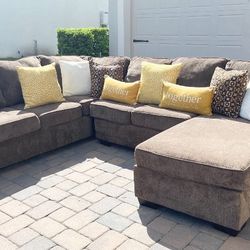 Plush Sectional  Sofá 