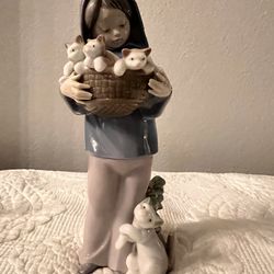 LLADRO 6102 (Retired) MOTHER'S LITTLE HELPER GIRL w KITTENS