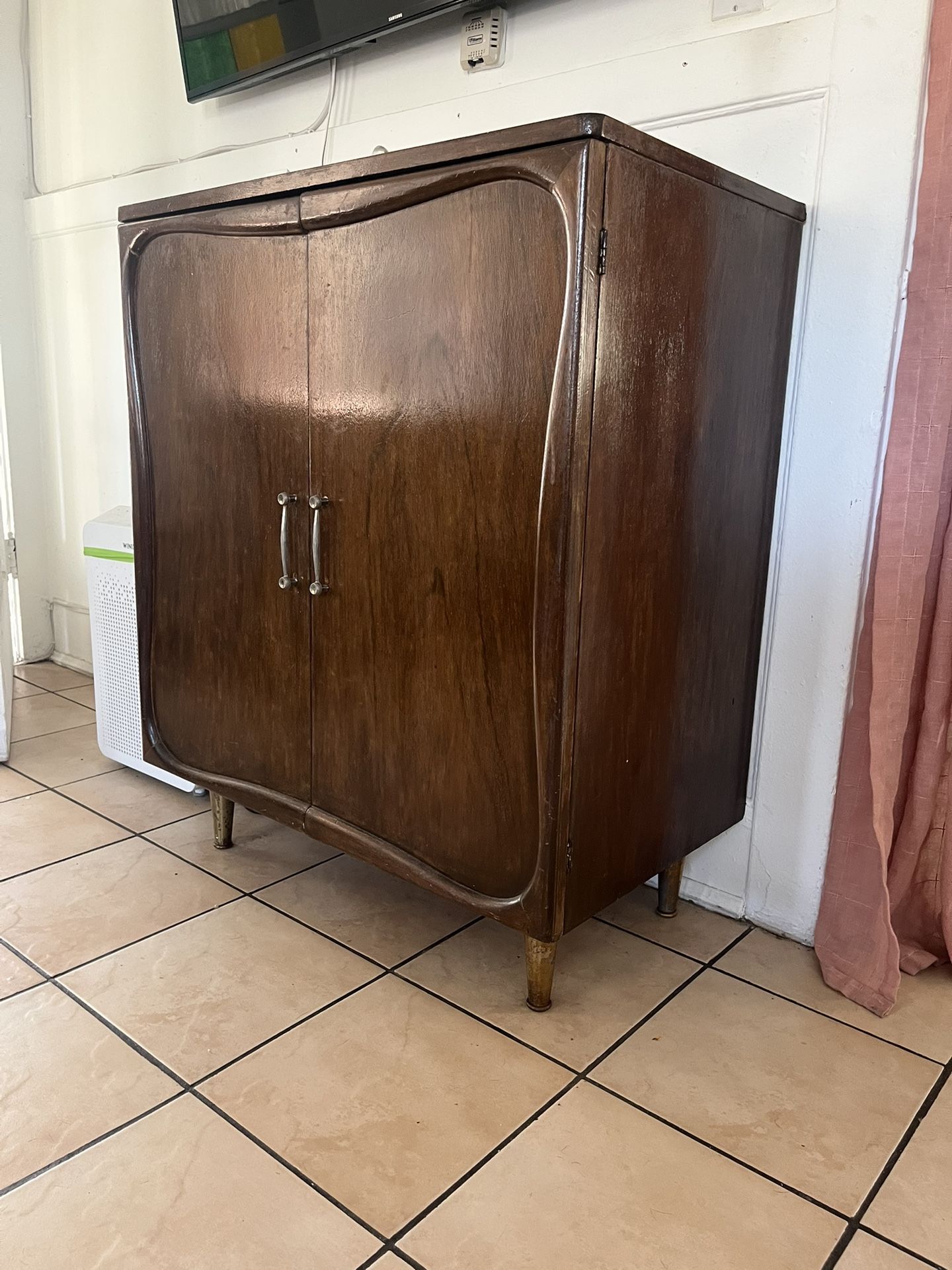 Excellent Condition Vintage Cabinet