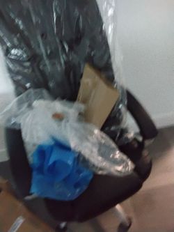 Silla de computadora para escritorio nueva  cómoda de 140 a 90 en su caja casi terminada d3 armar solo 4 tornillos de espada y esta lista la vendo en 