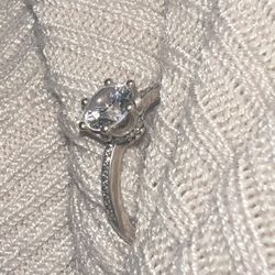  Sparkling Crown Solitaire Ring