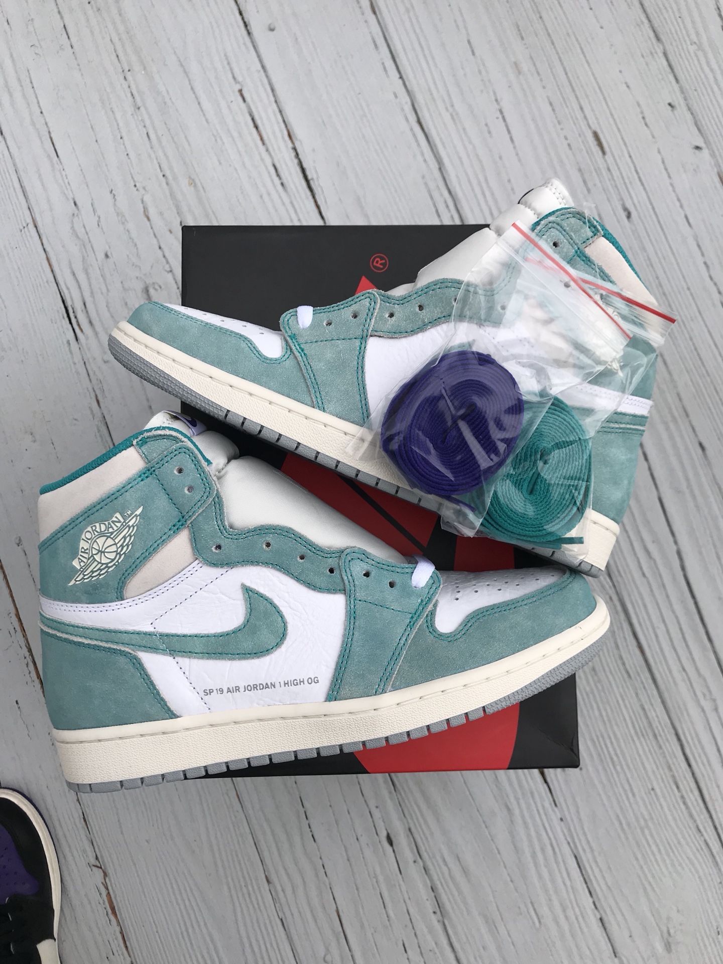 Nike Air Jordan Retro 1 High OG “Turbo Green” size 10