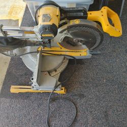 DeWalt DW708 Saw With Foldable Table