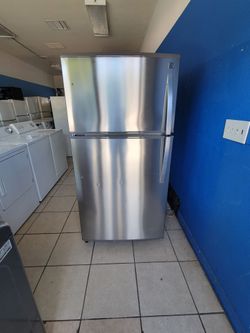 Kenmore Stainless Steel Top-Freezer Refrigerator 21 cuft