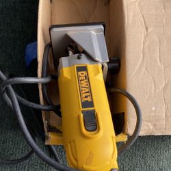 DEWALT 1/4-in 1.25 -HP Variable Speed Fixed Router