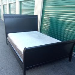 BLACK WOOD QUEEN BED FRAME WITH BOX SPRING AND MATTRESS 