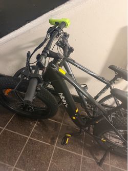 black Hiboy P6 fat-tire electric bike and Trek 7300 hybrid bike