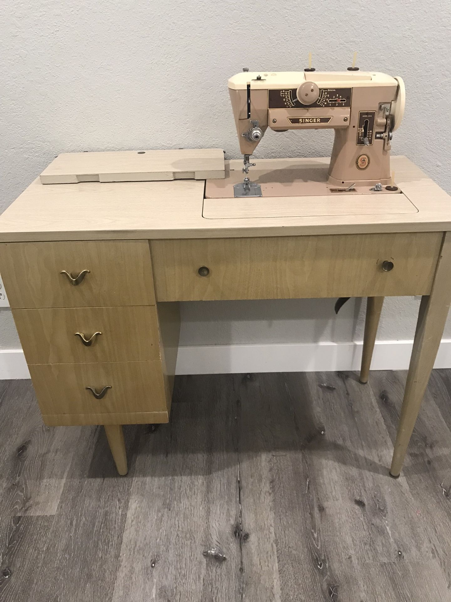 Singer 401A Sewing Machine With Beautiful Cabinet