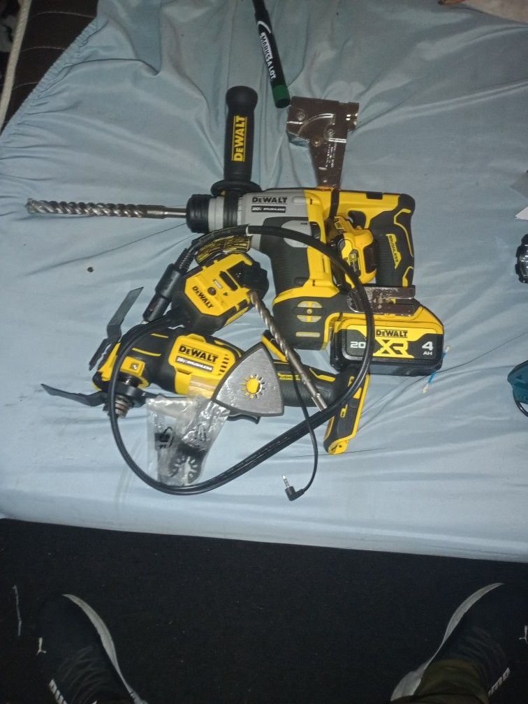 De DeWalt 5/8 Hammer Drill Packling New Got The Two Batteries And A