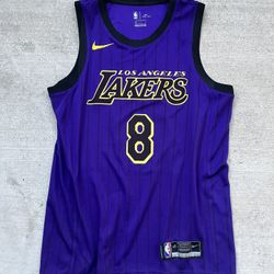 Large - Kobe Bryant #8 Icon Edition 