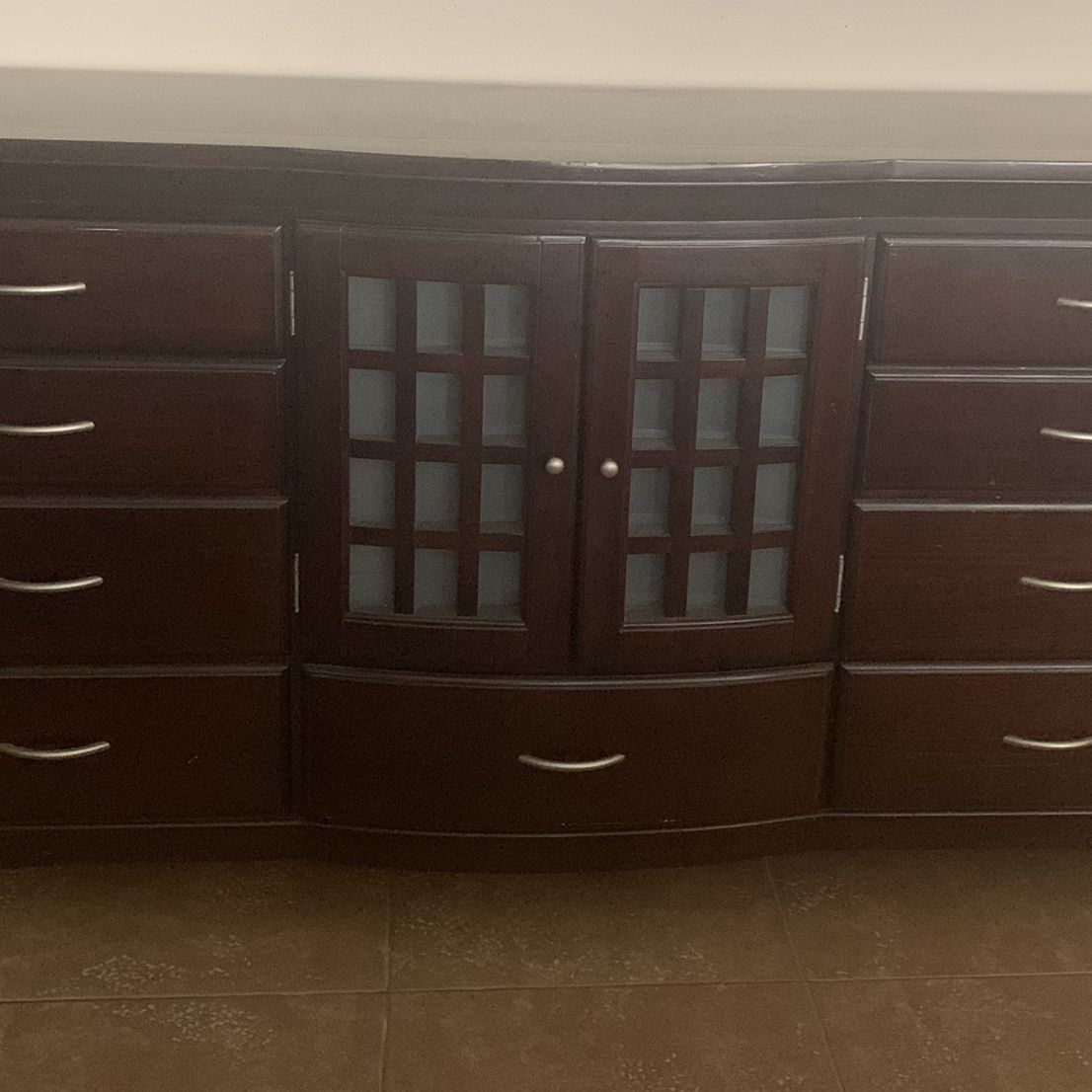 Very nice Dresser/Consol/living room Credenza Buffet