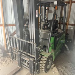 Electric forklift