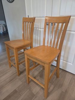 2 Sturdy Wood Counter Height Stools. Used in good condition. Normal Wear!

24"H from floor to seat 

$50