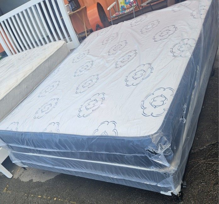 New Mattress Queen Size Whit Box Spring.