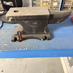 Heavy Duty VEVOR Bench Vise w/ Swivel Base – Like New 💪