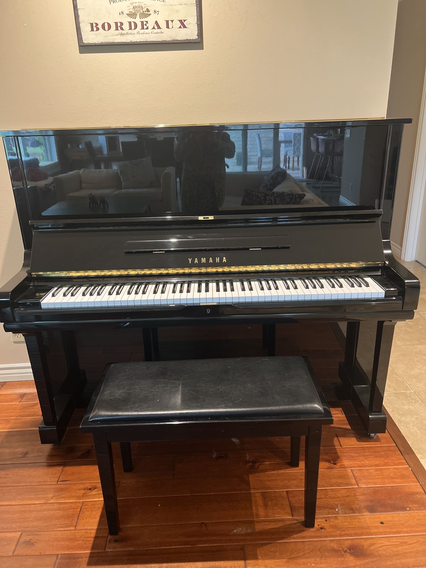 Yamaha. U 3. Gloss black. very shiny. like new