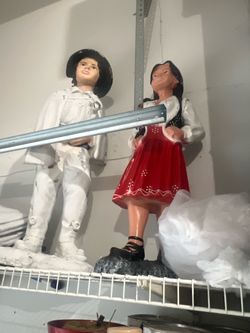 2 Highlander Statues