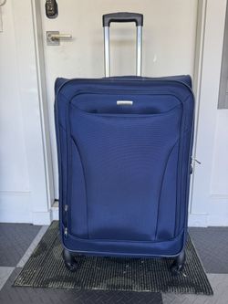 Samsonite 31” Spinner Suitcase 