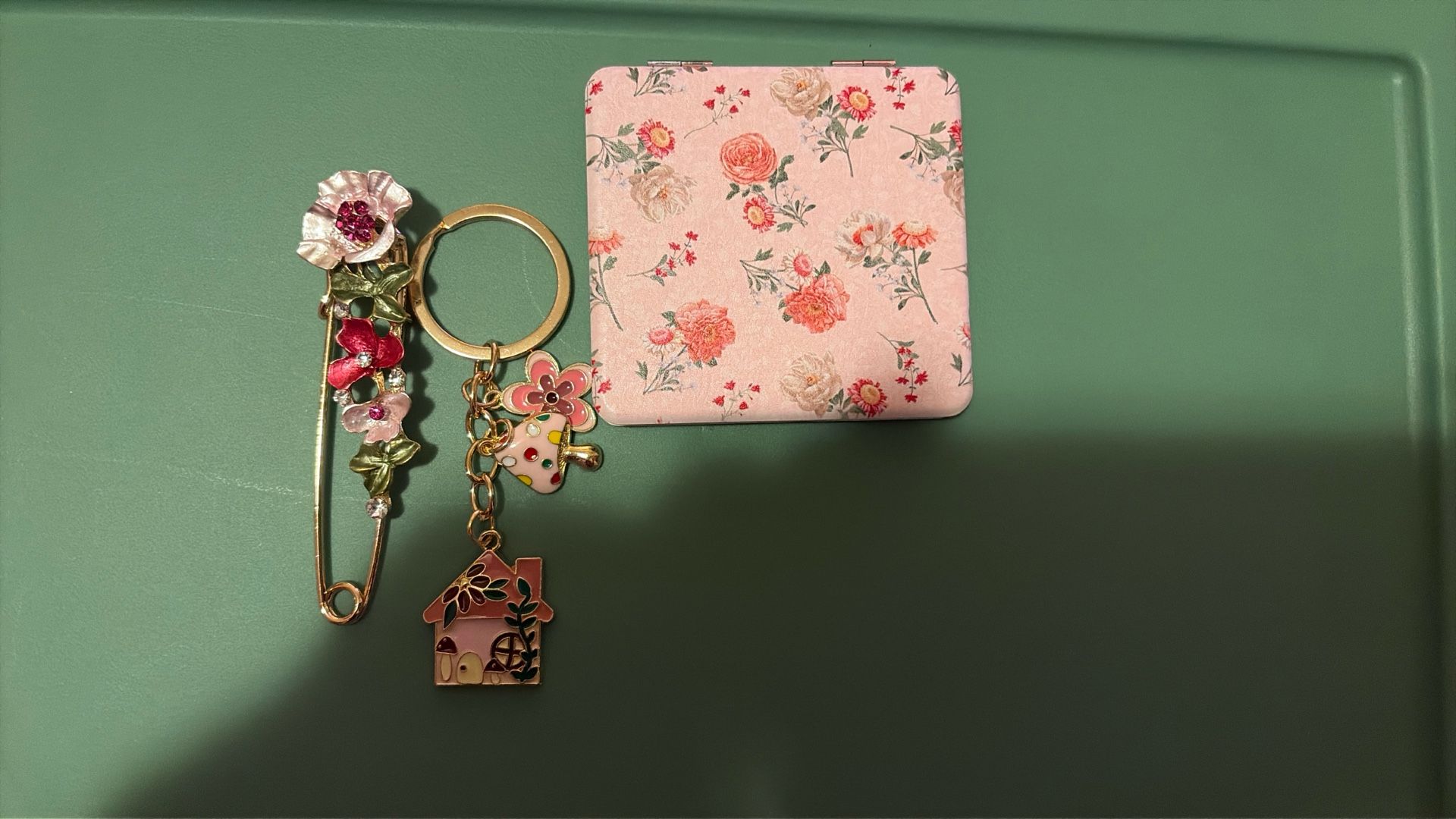 Keychain , Mirror , Broch /pin