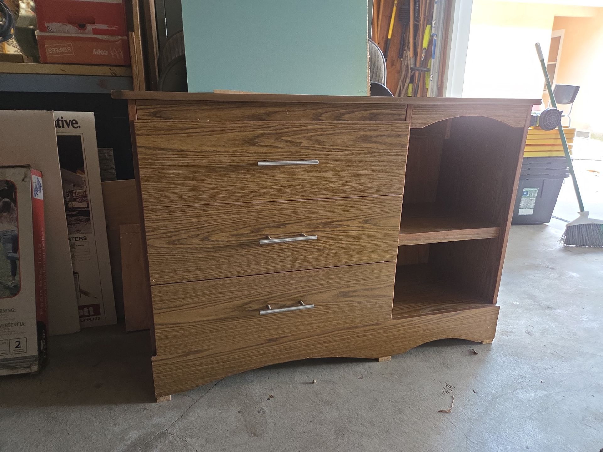 Dresser. 3 drawers.