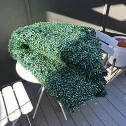 Faux grass/plant green wall