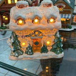 CHRISTMAS VILLAGE CON LUZ  6”Inch Width / 5 3/4 “ Inch  Height 