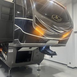 2025 Montana Legacy 3761FL