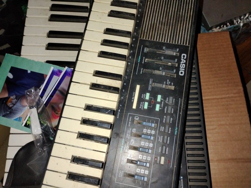 Casio Keyboard 15$