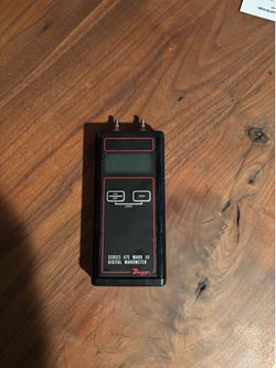 Dwyer 475 Mark III digital manometer