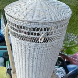 White Wicked Basket With Lid 