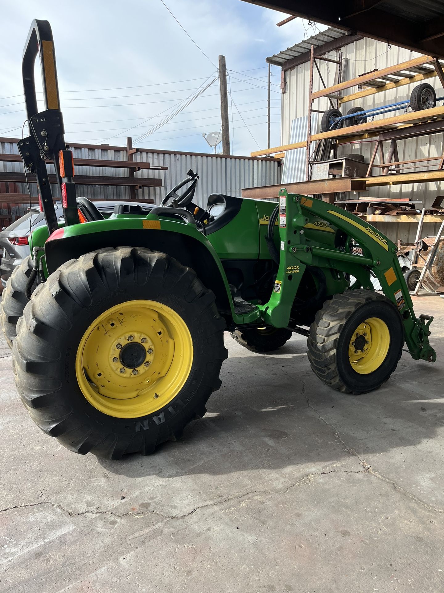 John Deere 4720 (400x Loader) Tractor
