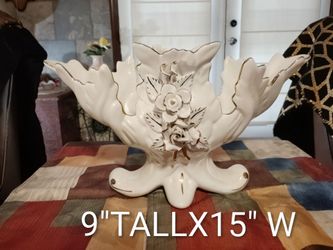 VINTAGE CENTERPIECE FINE PORCELAIN WHITE WITH GOLD EDGES. VERY SPECIAL DESIGN, FROM SPAIN, 1960s