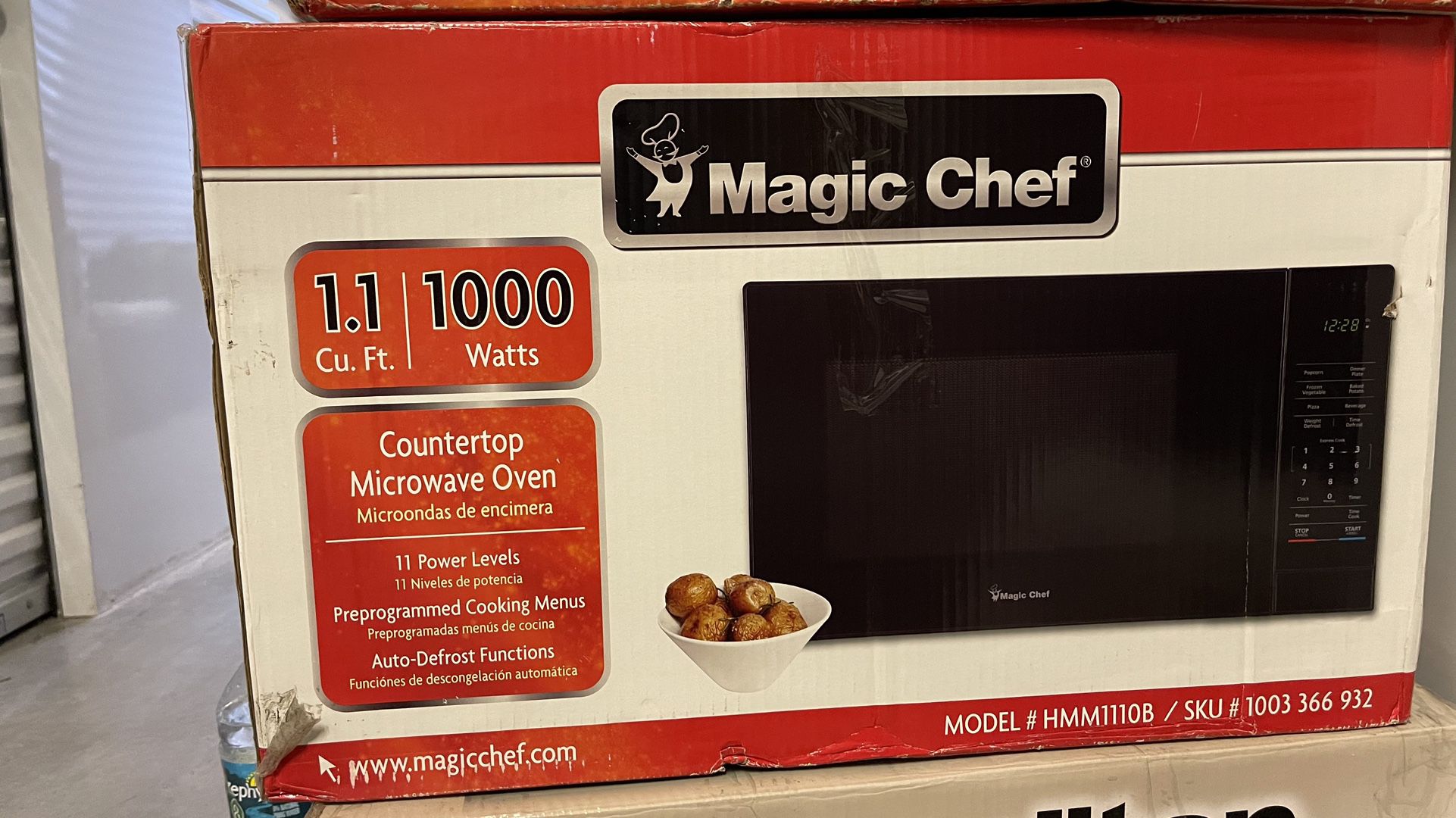 New Magic Chef 1000 Watts Microwave Oven in Box