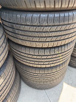 225/65r17 Goodyear tires en Excelentes Condiciones de Vida las 4