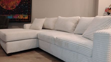 Available until it says sold!!  Chase living room set 9 ft 7 in Long from furniture Depot National City 2500 info and description below please read