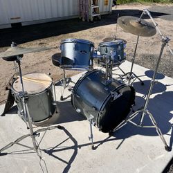 Pearl Roadshow Drumset