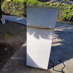 Avanti 7.4cu  Compact Apartment Size Top Freezerr Refrigeratorr 