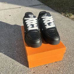 LV TRAINERS SIZE 10