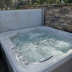 Jacuzzi- 6 People 7.5 ft x 7ft X 3ft H