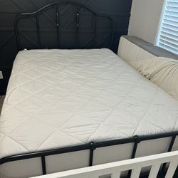 Full Size Black Iron Style Bed And Mattress 