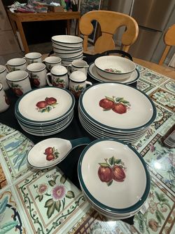 Apple Motif Dinnerware Set – Large Collection