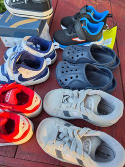 Zapatos de niño usados en perfectas condiciones tallas 7 )7.5)8 un par nuevo en su caja $10 por par