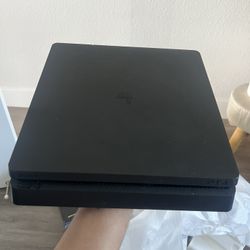 PS4 Slim 