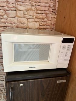White microwave in good condition 19”W 10”H 13”D