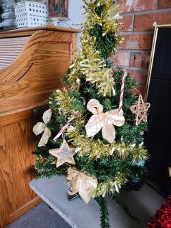 Xmas tree. Gold themed picture does no justice
