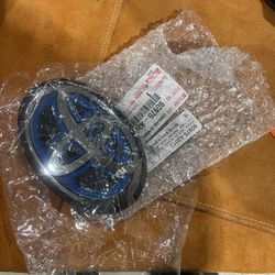 2021-2024 Genuine!! Toyota Sienna Front Grille Emblem Logo Radar Hybrid OEM