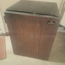 Mini Fridge 18"in Wide  Great Working Condition /Jurupa Valley Area 
