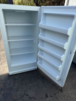 Freezer large 17.4 cubics household upright great for garage (free local delivery)
