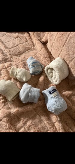 Cute small stylish & plain gloves 