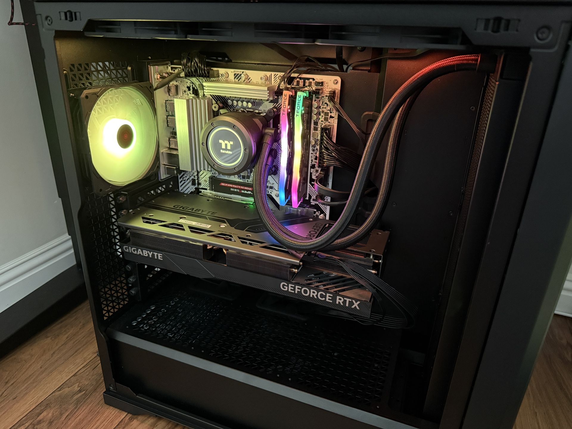 Gaming And Streaming PC (RTX 4090 And Intel 285K)